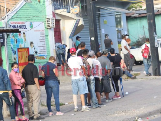 En largas filas y con identificación, así compran hondureños en plena pandemia