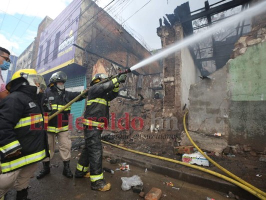 Incendio convierte en cenizas dos viviendas abandonadas en El Centavo (FOTOS)