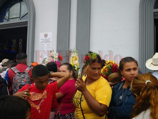 FOTOS: Peregrinos entregan flores a la Virgen de Suyapa en sus 272 aniversario