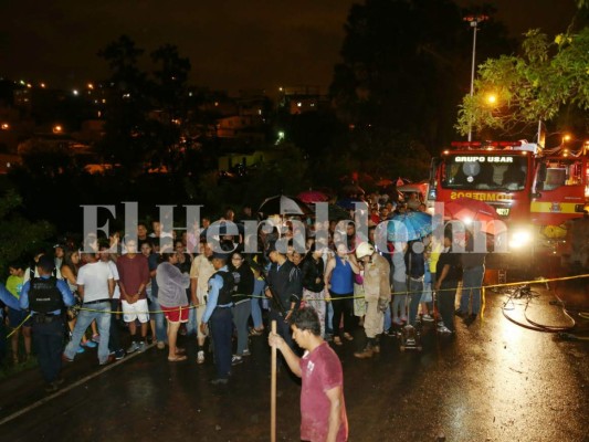 Fotos del dramático rescate de personas soterradas en la colonia Los Llanos de la capital