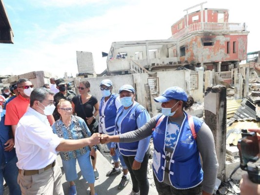 En fotos: Así fue el recorrido de Juan Orlando Hernández en la devastada Guanaja  