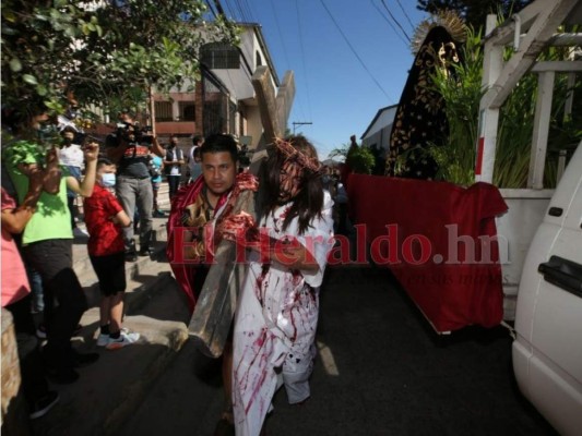 Impresionante vía crucis en Viernes Santo retrata la pasión de Jesucristo