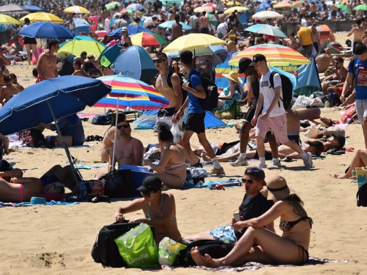 FOTOS: Indignante aglomeración en playa del sur de Inglaterra en plena pandemia