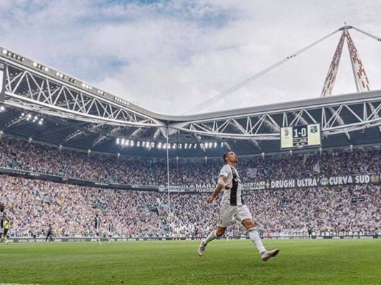 Las mejores imágenes de la celebración de Cristiano Ronaldo tras anotar su primer doblete con la Juventus