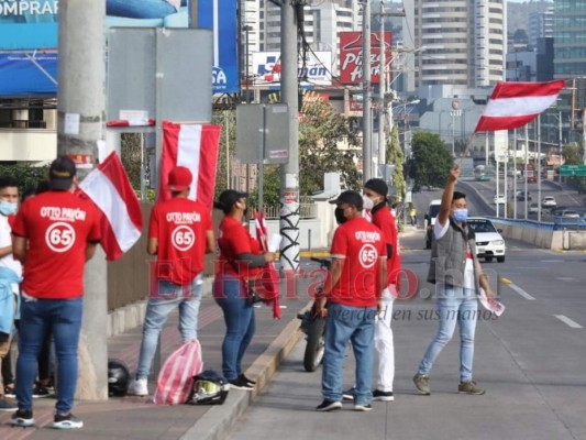 En muros, puentes y carreteras inicia la propaganda de movimientos políticos en la capital (FOTOS)