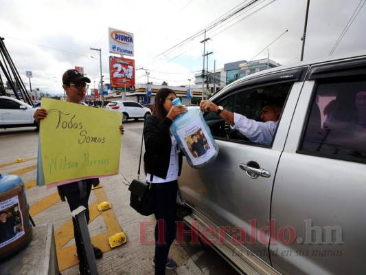 FOTOS: Capitalinos muestran su apoyo a Wilson Berríos en recolecta