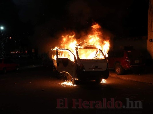 FOTOS: Así quedó el vehículo de la Policía incendiado afuera del Estadio Nacional