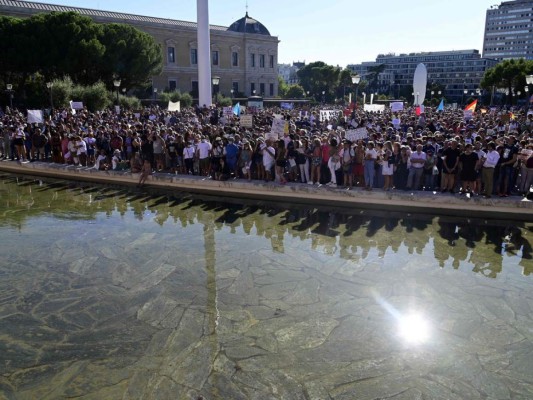 Imágenes: Fuertes protestas en Madrid tras medidas de bioseguridad adoptadas por el gobierno