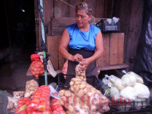 Con o sin mascarilla, capitalinos abarrotan mercados pese a que amenaza persiste (FOTOS)