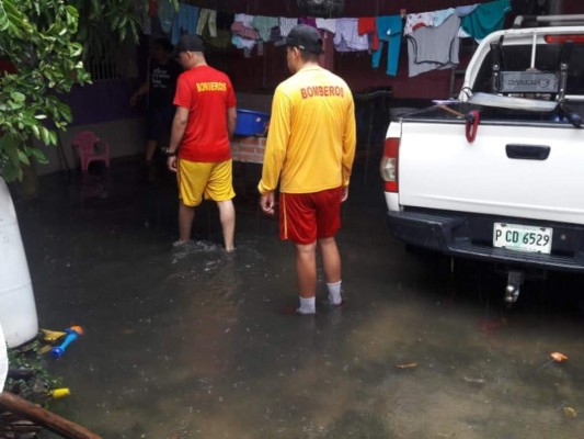 Casas sin techo y fuertes inundaciones deja frente frío en el norte de Honduras