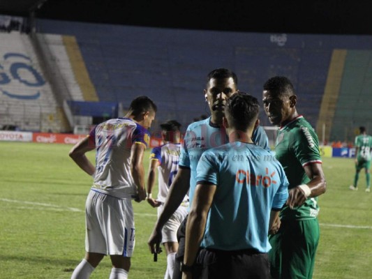 FOTOS: Así fue el zafarrancho entre jugadores de Olimpia y Marathón que dejó cuatro expulsados en el clásico