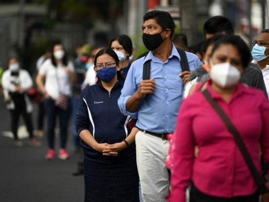 Mascarillas, empujones e irregularidades: así transcurren las elecciones en El Salvador (FOTOS)