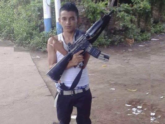 Mareros salvadoreño de la MS-13 exhiben sus armas en redes sociales