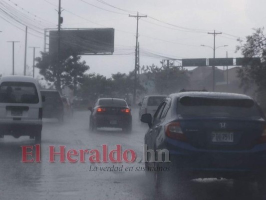 Imágenes de la fuerte lluvia que sorprendió este miércoles a los capitalinos