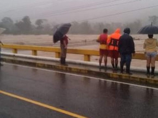 En imágenes: La tempestad no pasa para habitantes del Valle de Sula, que siguen bajo el agua tras potentes lluvias