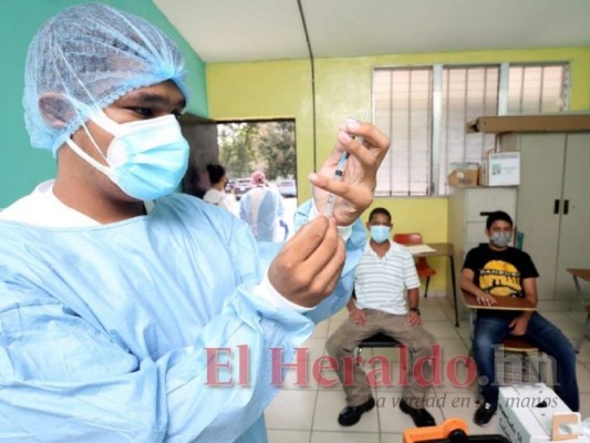 Largas filas y en orden: Así continuó la aplicación de la vacuna de refuerzo anticovid en la capital