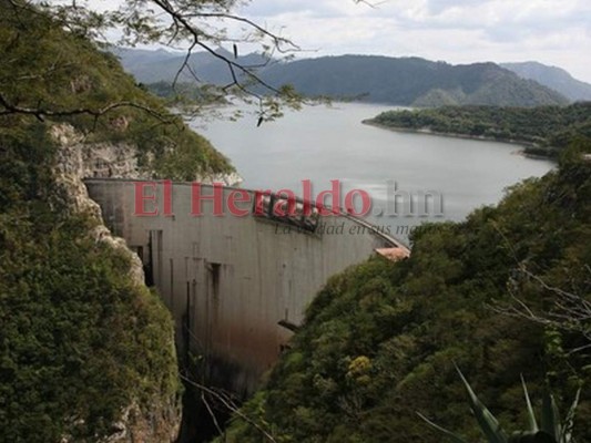 Así se ejecuta la descarga de agua en la represa El Cajón (Fotos)