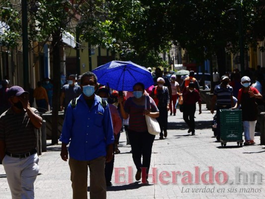 Masiva afluencia de personas durante circulación de dos dígitos (FOTOS)