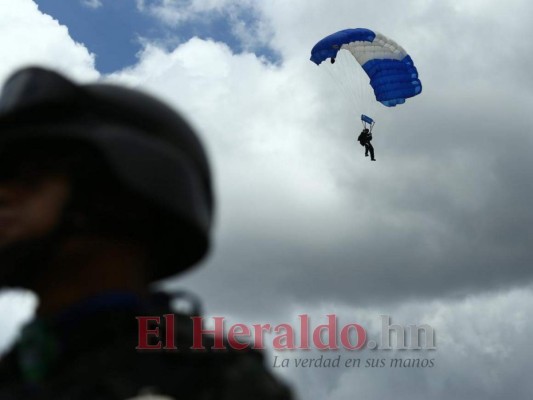 FOTOS: Así fue el show de los paracaidistas en los desfiles patrios