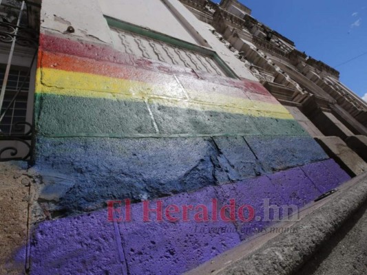 FOTOS: Pintada con la bandera LGTBI amanece iglesia Los Dolores   