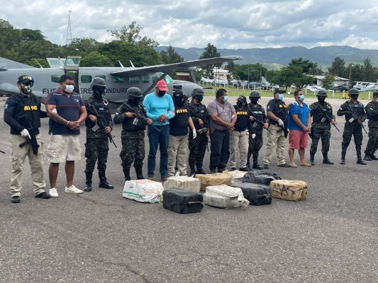 Así fue el traslado del alcalde de Roatán, Jerry Hynds y los fardos de droga a la capital