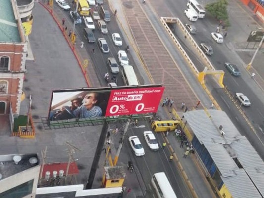 FOTO: Busito escolar se vuelca en el bulevar Suyapa de Tegucigalpa