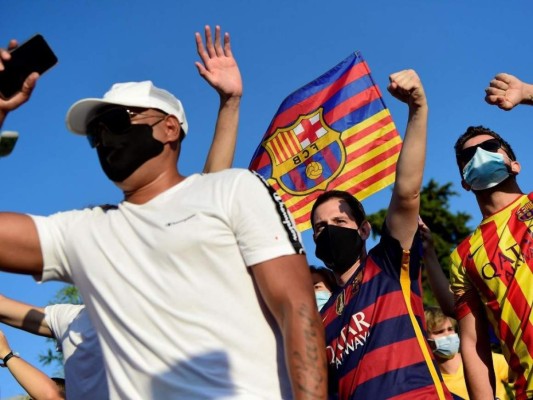 Invasión en el Camp Nou y disturbios de aficionados por la salida de Messi (FOTOS)