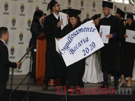 FOTOS: Llenos de ilusiones, 1,280 profesionales se graduaron en la UNAH