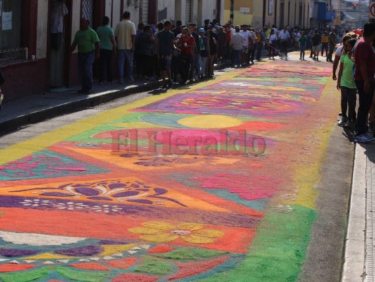 Coloridas alfombras de aserrín engalanan procesiones de este Viernes Santo