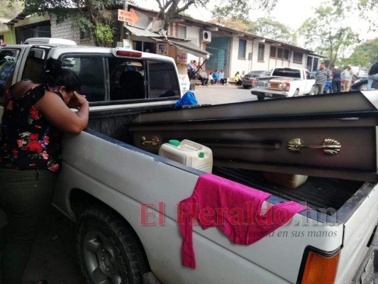 FOTOS: Familiares de reos asesinados en cárcel La Tolva reclaman cuerpos de la morgue