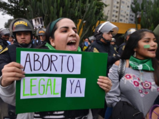 Entre llanto y gritos, Argentina reacciona ante legalización del aborto (FOTOS)