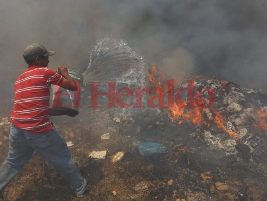 Las imágenes del voraz incendio en El Carrizal que amenaza con quemar los vehículos de un yonker