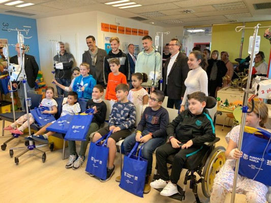 FOTOS: Jugadores del Barcelona se visten de Reyes Magos y visitan a niños en hospitales