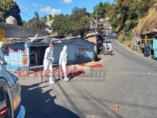 FOTOS: Luto y llanto en escena de masacre en la Villa Nueva