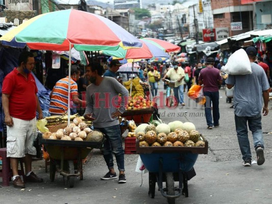 Largas filas y aglomeraciones, pese a que solo un dígito circula este lunes