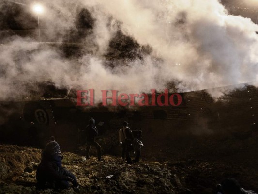 FOTOS: Estados Unidos lanza gas lacrimógeno a migrantes que intentaron cruzar el muro