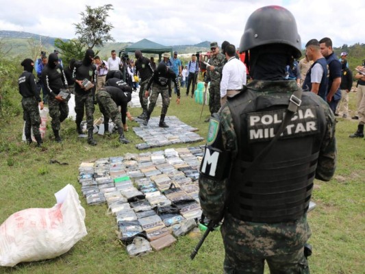 FOTOS: Queman más de 1,200 kilos de cocaína decomisados en La Mosquitia