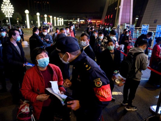 FOTOS: Miles de pasajeros abandonan Wuhan tras el fin del confinamiento