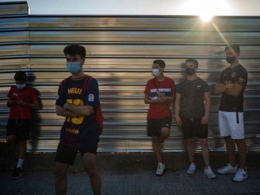 Invasión en el Camp Nou y disturbios de aficionados por la salida de Messi (FOTOS)