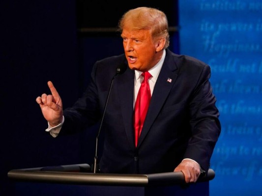 Los curiosos gestos de Trump durante último debate con Biden (FOTOS)