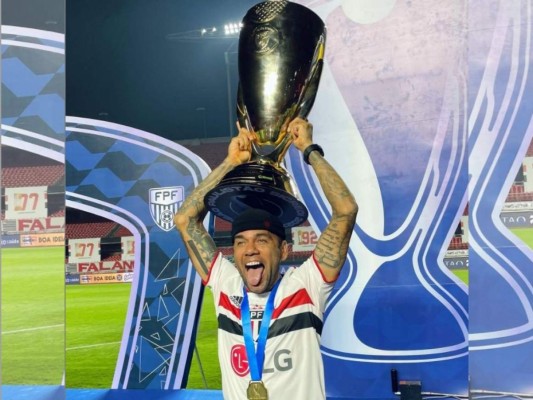 Dani Alves, el futbolista con más títulos en la historia (Fotos)