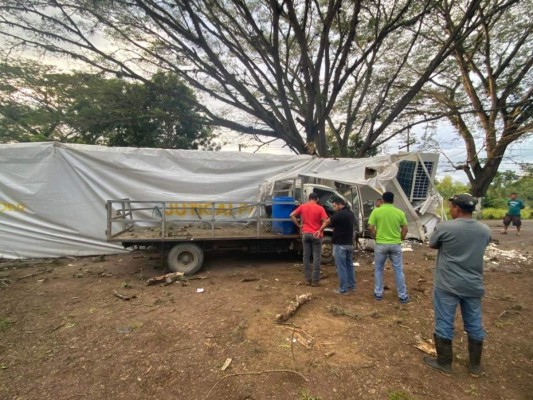 Daños y tráfico infernal: el accidente de rastra con UCI del hospital móvil de Juticalpa