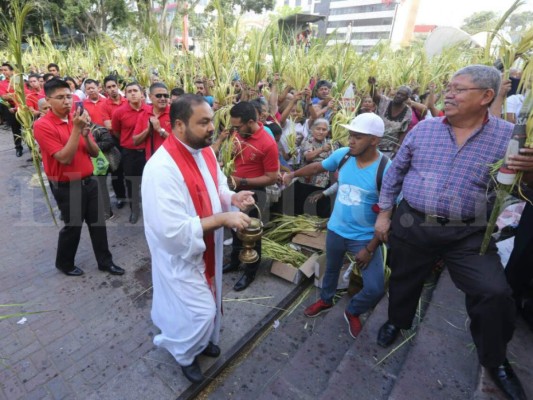 Honduras recibe la Semana Santa con miles de ramos en Tegucigalpa