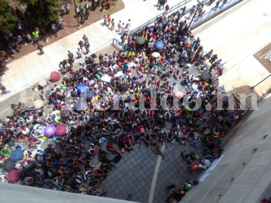 Estudiantes se rebelan contra rectora de la UNAH