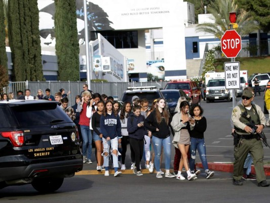 FOTOS: El drama y dolor que dejó tiroteo en secundaria de Los Ángeles