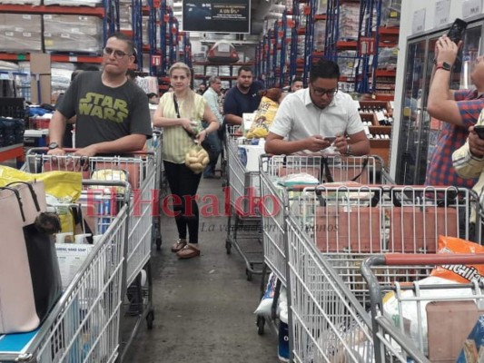 FOTOS: Carretas repletas y enormes filas, así lucen los supermercados de la capital