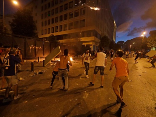 Se intensifican protestas por explosión de 2,750 toneladas de nitrato de amonio en Beirut