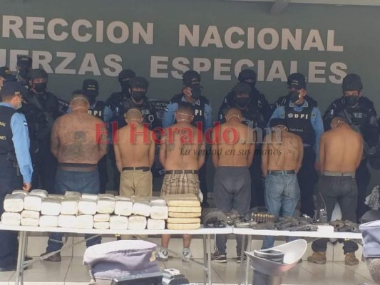 Fusiles de alto calibre, indumentaria policial y hasta 'chachas' entre objetos decomisados en campamento de la MS