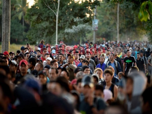 FOTOS: Desesperados, migrantes cruzan otra vez río Suchiate y llegan a México