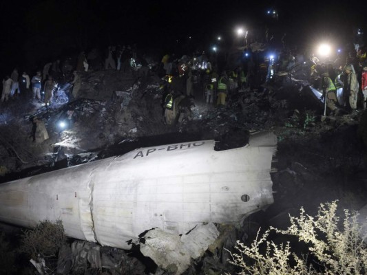 12 impactantes fotos del avión de Pakistán que se estrelló con 48 personas